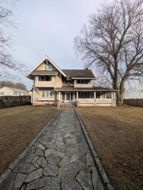 Charming Colonial for Events and Getaways!